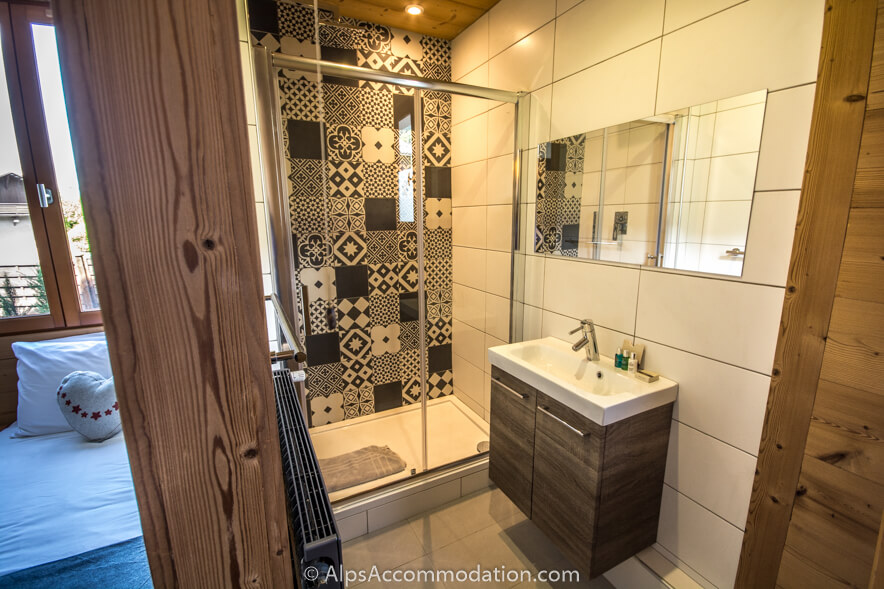 Chalet Moccand Samoëns - Chambre twin ensuite salle de bain avec grande douche Un WC est situé séparément en face