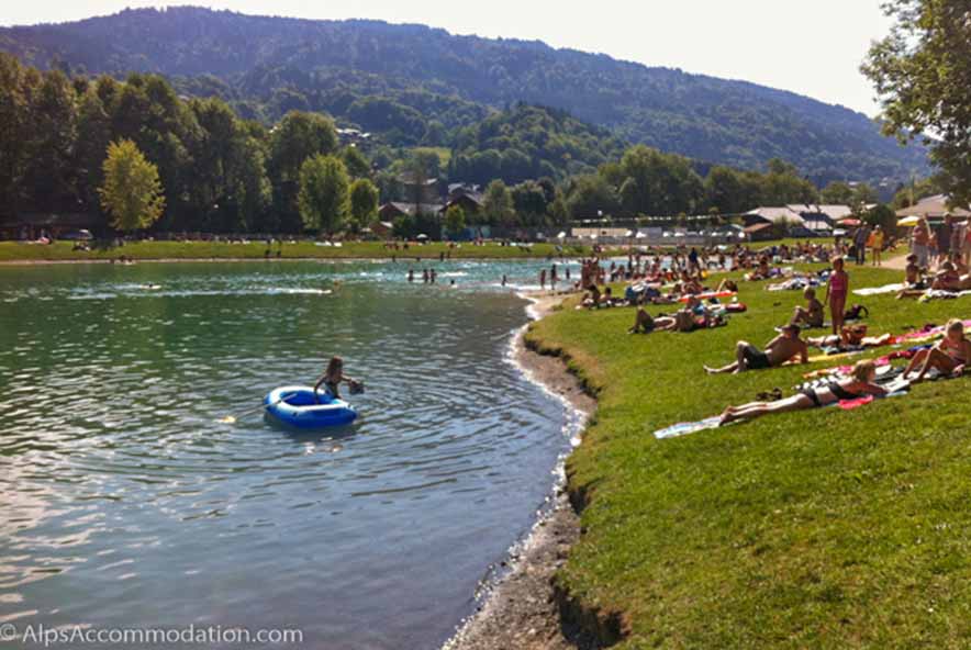 Appartement CH7 Morillon - En été, le Lac Bleu est une attraction populaire