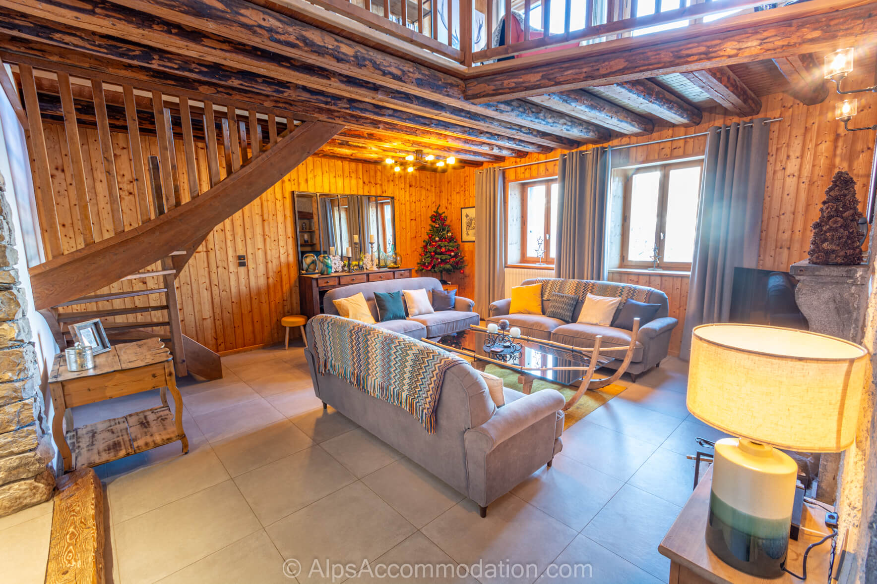 Chalet Skean-Dhu Samoëns - Canapés profonds et confortables et poêle à bois chauffant dans le salon