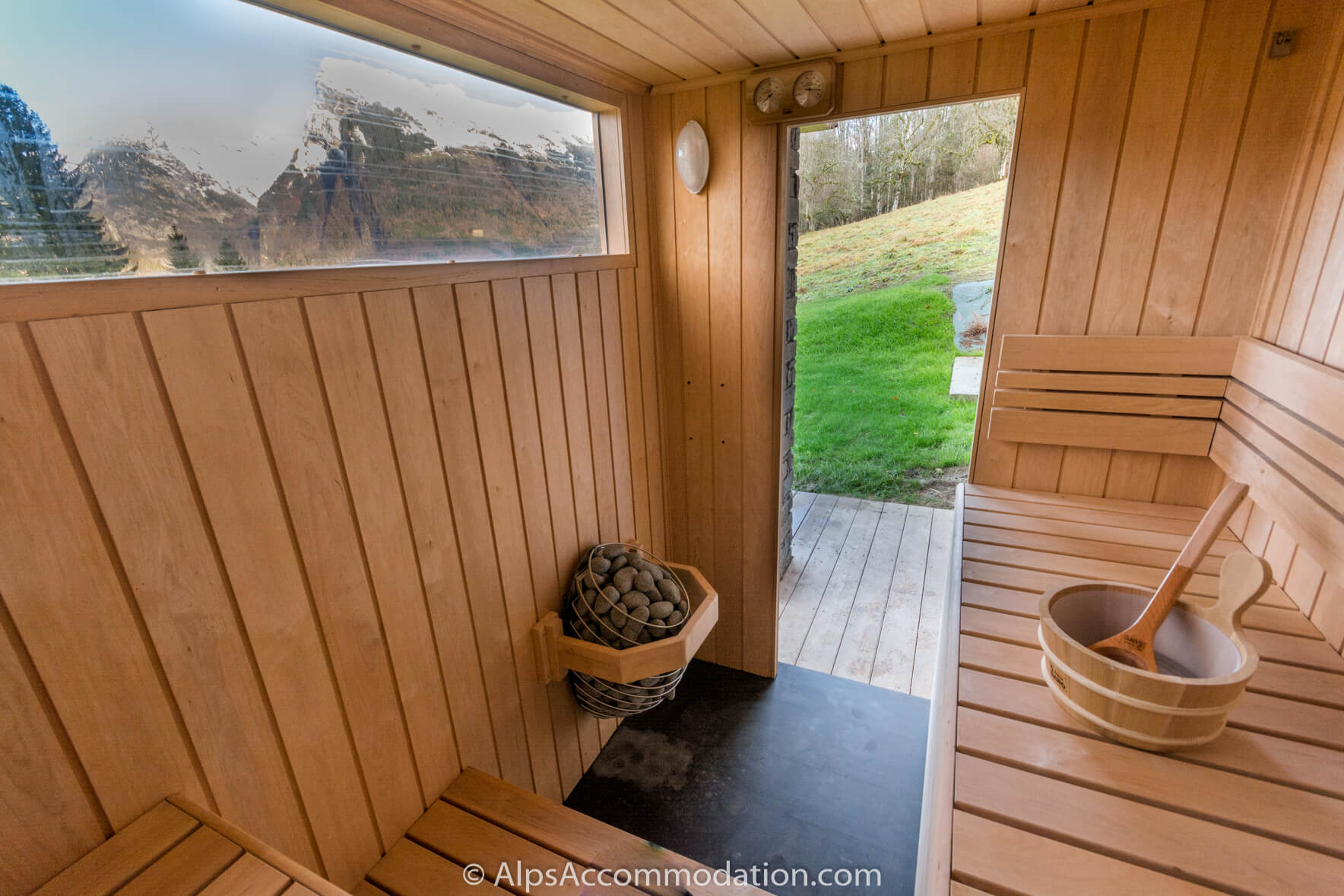 Chalet Sarbelo Samoëns - Un sauna est situé sur la terrasse couverte et offre une vue magnifique sur les montagnes