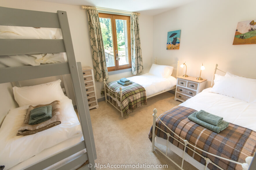 Le Bella Vista Sixt-Fer-à-Cheval - La chambre quadruple avec lits superposés et vue imprenable sur la rivière