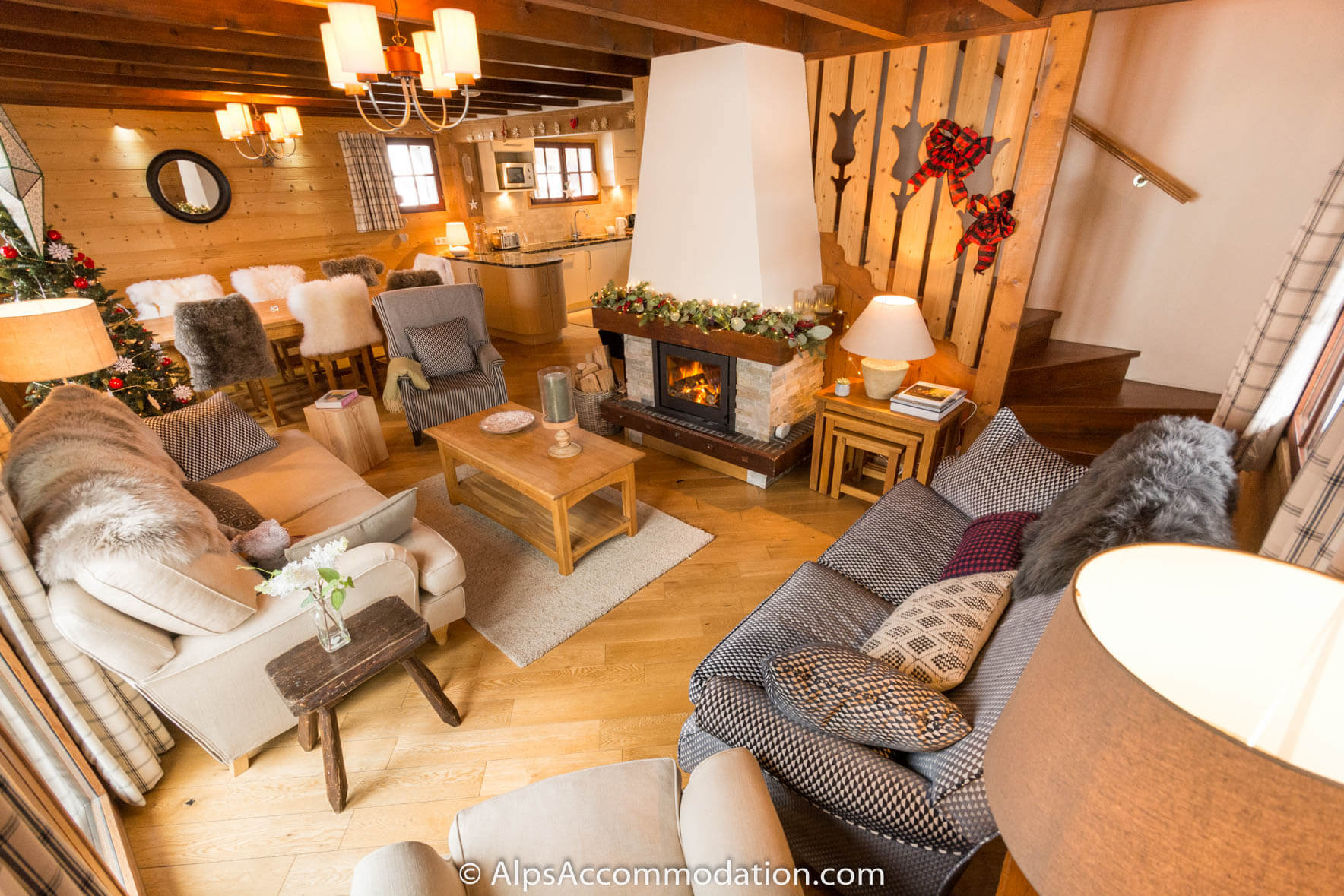 Chalet Étoile Morillon - Le salon dispose de canapés confortables et d'un feu de bois chaleureux