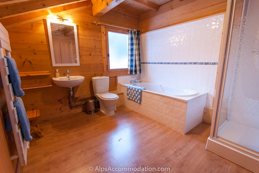Chalet Sisu Sixt-Fer-à-Cheval - Salle de bain familiale très spacieuse au niveau supérieur