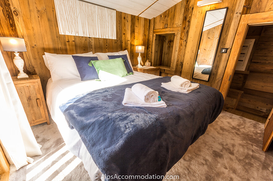 La Cabine Samoëns - La charmante chambre principale avec des tissus d'ameublement luxueux et des serviettes moelleuses