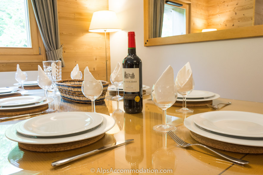 Appartement CH8 Morillon - Rassemblez-vous autour de la magnifique table à manger et savourez un délicieux repas