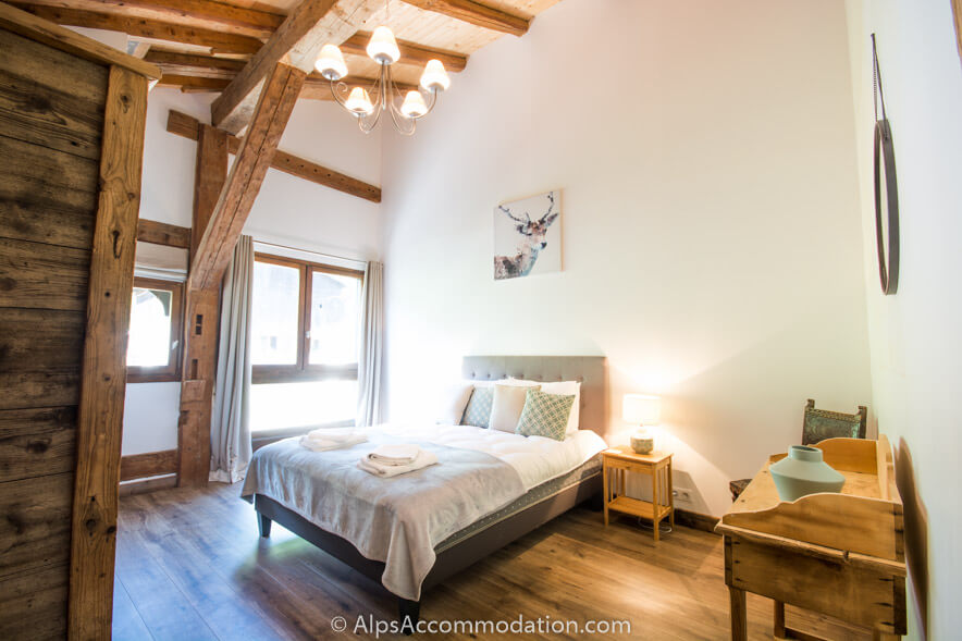 Chalet Skean-Dhu Samoëns - La chambre familiale très spacieuse avec salle de bains privative et luxueux lit king size et 2 lits jumeaux