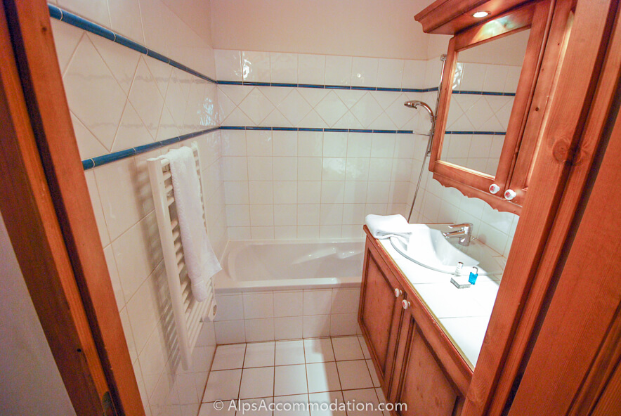 Chalet Alpage Morillon 1100 - Salle de bain familiale avec bain et douche intégrée