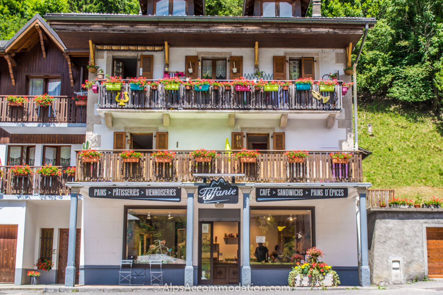 Le Bella Vista Sixt-Fer-à-Cheval - Une boulangerie, un café et un bar se trouvent en face de l'appartement