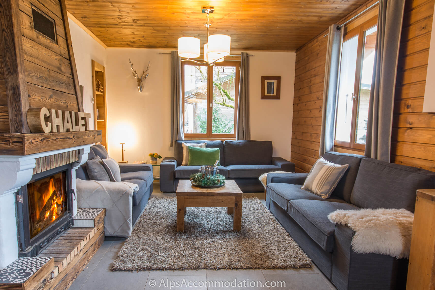 Chalet Moccand Samoëns - Séjour spacieux avec canapés profonds et confortables et feu de bois