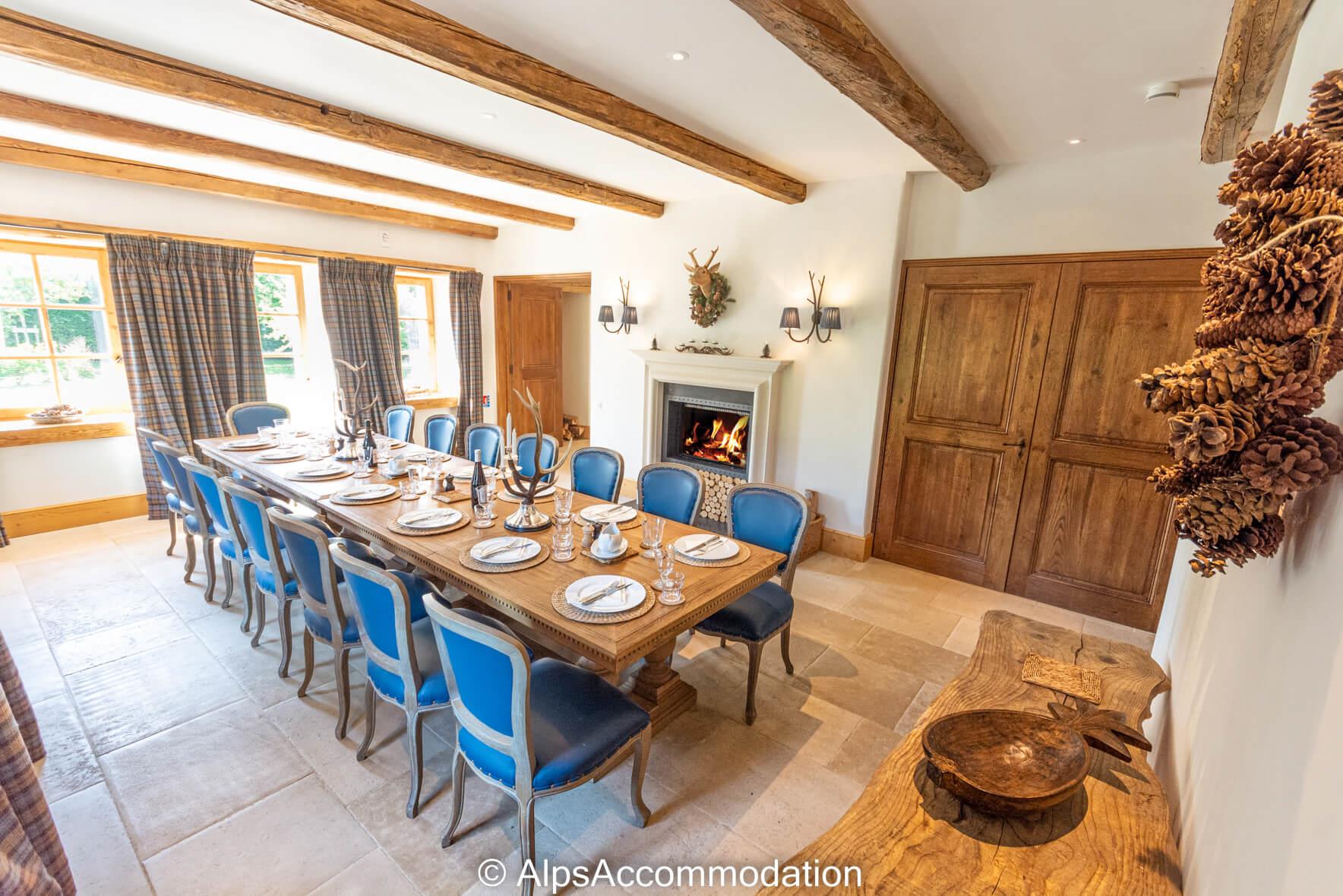 Ferme St Christophe Samoëns - La salle à manger avec table en chêne et feu de bois