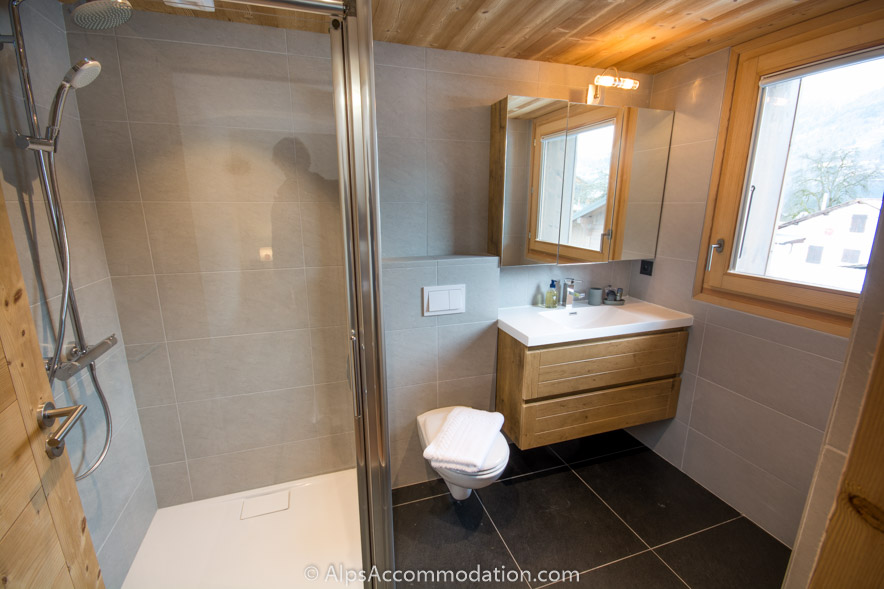 Appartement CH7 Morillon - La chambre principale dispose d'une grande salle de bain attenante