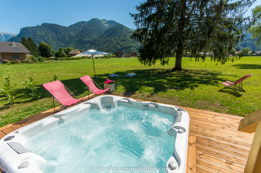 Chalet Toubkal Samoëns - Détendez-vous dans le jacuzzi avec une vue imprenable