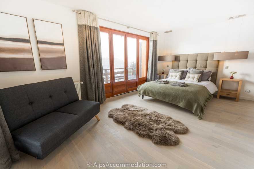 Chalet Falconnières Samoëns - Une chambre impressionnante avec balcon privé offrant une vue magnifique