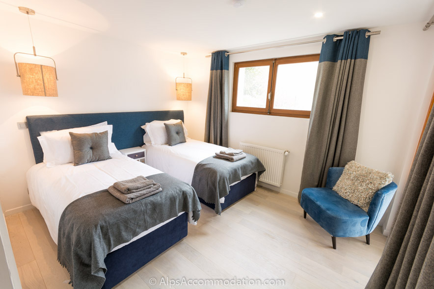 Appartement Falconnières Samoëns - Charmante chambre double avec accès à la terrasse ensoleillée. Les lits peuvent être rapprochés pour créer un lit super king
